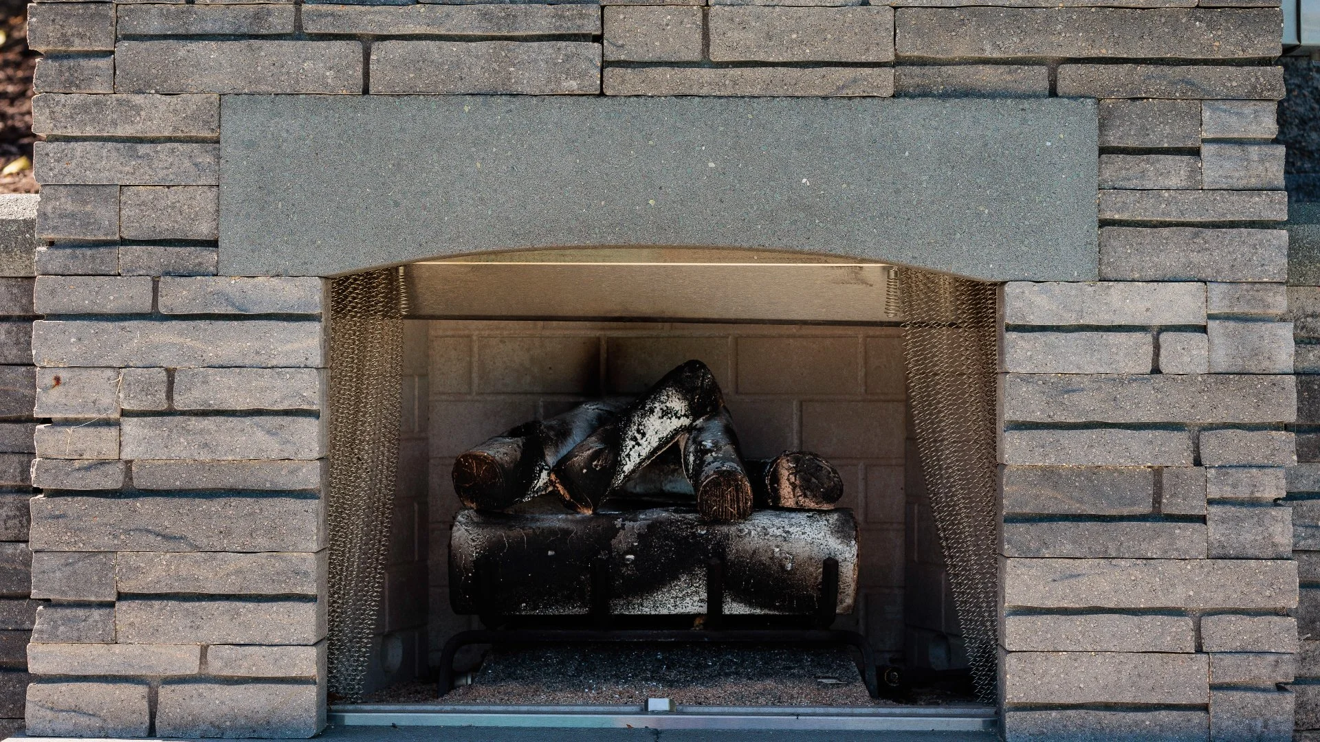 Should My Outdoor Fireplace Burn Wood or Gas?