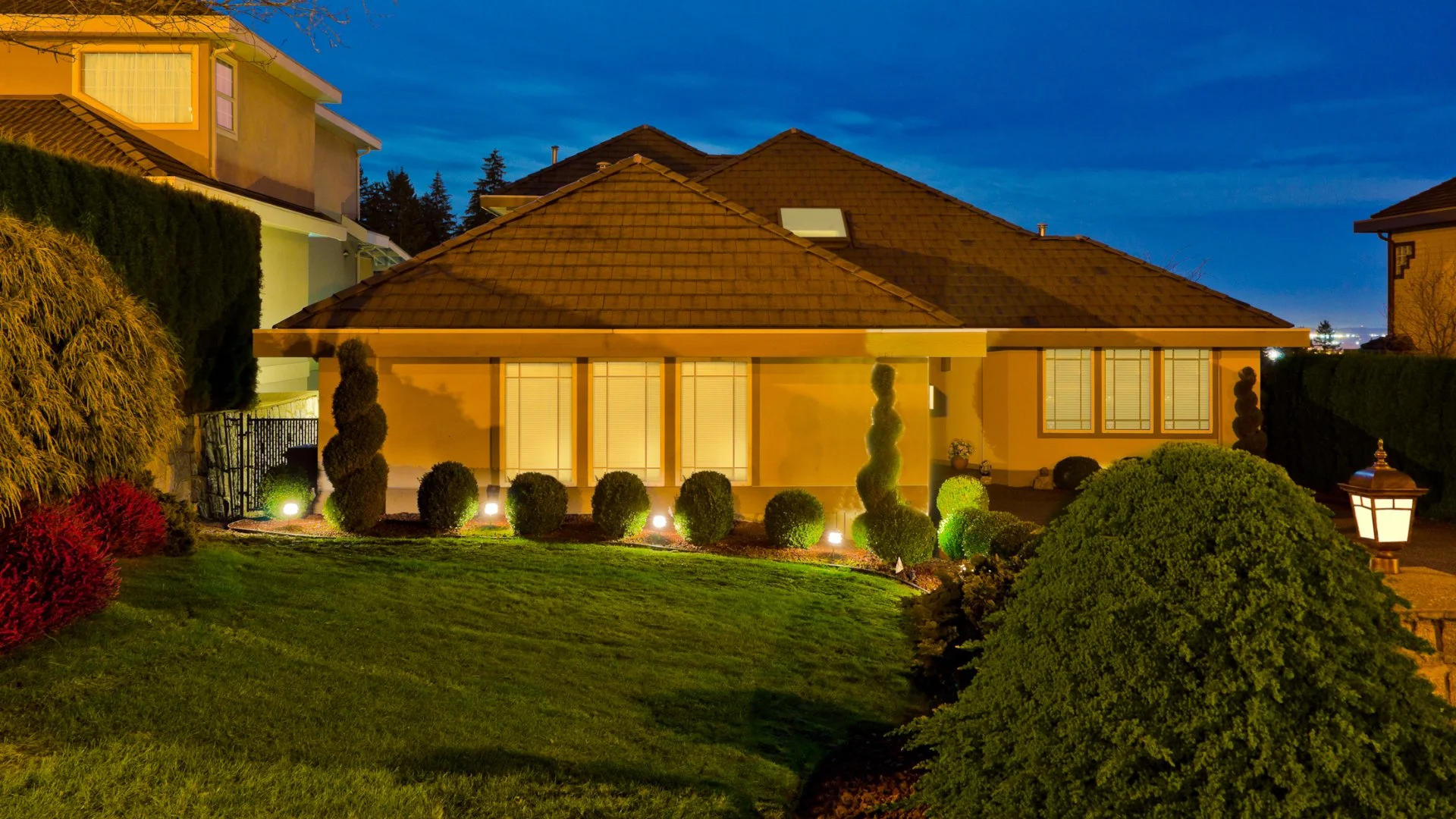 Enhance Your Landscape's Beauty With These Outdoor Lighting Techniques